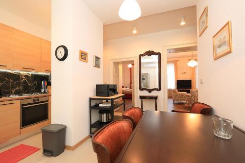 Alan's Downtown Apartment