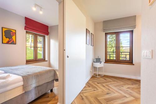 ein Schlafzimmer mit einem Bett und einem Schreibtisch in einem Zimmer in der Unterkunft Apartament basen sauna Revisit Szklarska in Szklarska Poręba