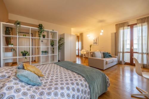 um quarto com uma cama e uma sala de estar em ComfortHouse in Ravenna em Ravenna