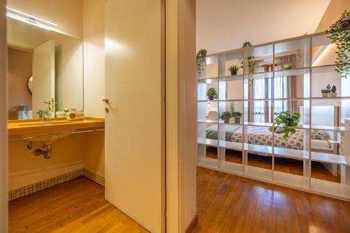 uma casa de banho com um lavatório e um espelho em ComfortHouse in Ravenna em Ravenna
