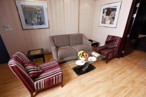 sala de estar con sofá y 2 sillas en Hyatt Jeddah Continental Hotel, en Yeda