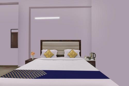 Säng eller sängar i ett rum på SPOT ON Abhinandan Hotel And Restaurant