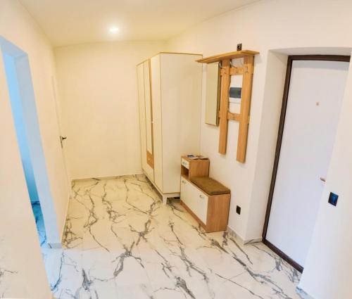 een kamer met een marmeren vloer en een kast bij Панорамные Апартаменты в новом доме in Kiev