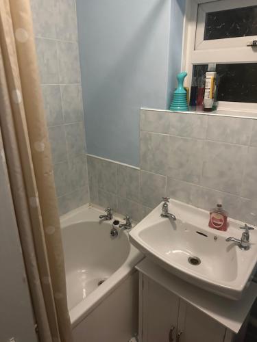 a bathroom with a sink and a bath tub at Double room to rent 2 in Birmingham