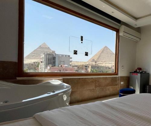 PYRAMIDS HOMELAND INN