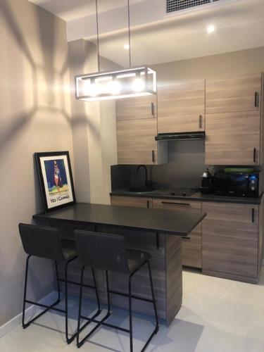 une cuisine avec une table et des chaises dans une pièce dans l'établissement Boulevard de la croisette PALAIS MIRAMAR, à Cannes