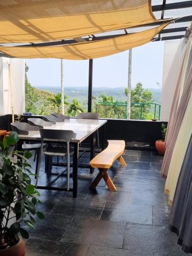 Balkón nebo terasa v ubytování Aambal Villa Homestay