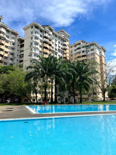 una gran piscina frente a algunos edificios de apartamentos en Homestay Vista3A at Vista Seri Putra en Kajang