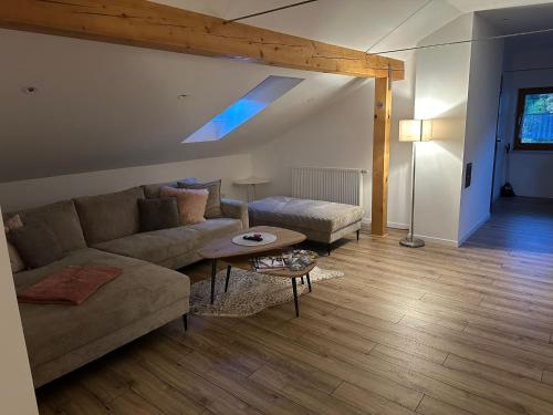 ein Wohnzimmer mit einem Sofa und einem Tisch in der Unterkunft Haus Monica in Bodenmais