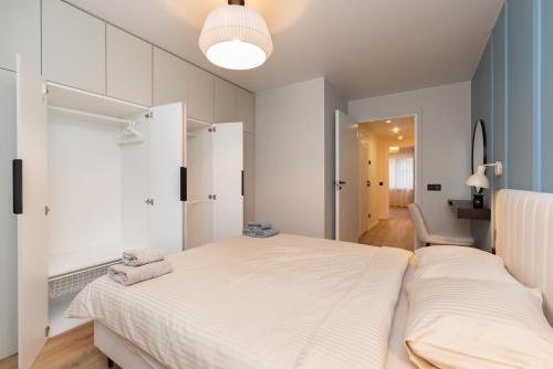 Postel nebo postele na pokoji v ubytování Two-Story Urban Gem