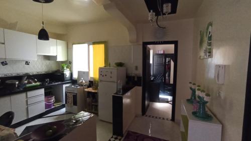een keuken met een koelkast en een aanrecht bij alloggio in Agadir
