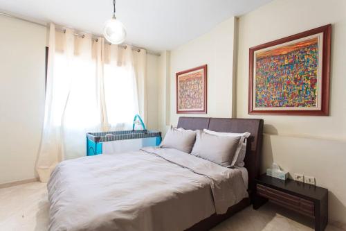 een slaapkamer met een bed en een schilderij aan de muur bij Palette of Dreams - Marrakech Centre in Marrakesh