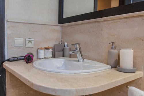 een badkamerbar met een wastafel en een spiegel bij Palette of Dreams - Marrakech Centre in Marrakesh
