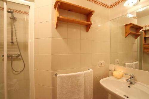 een badkamer met een wastafel, een toilet en een douche bij Chalet San Valentino - Happy Rentals in Livigno