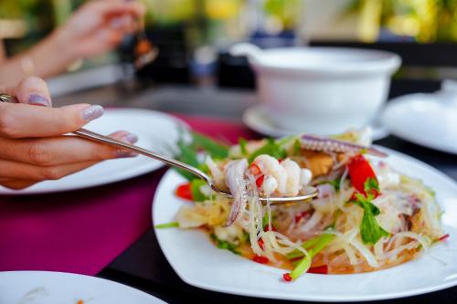 リゾートの敷地内または近くでの食事または食べ物