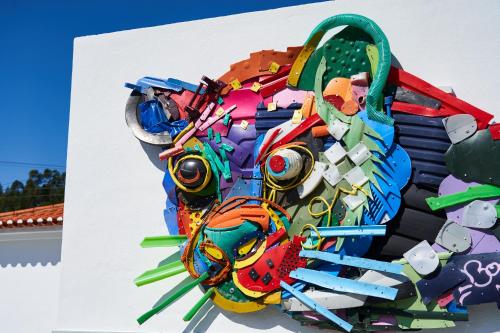 a painting of a lion on the side of a building at Casa do Moinho in Abrantes