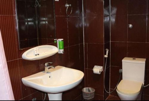 Koupelna v ubytování Grand Sina Hotel