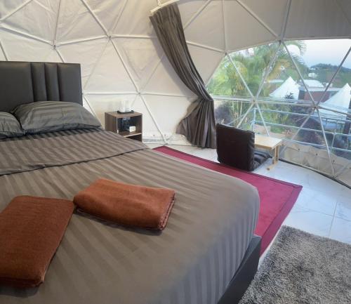 een slaapkamer met een groot bed in een tent bij หลังสวน โฮมสเตย์ ดอยม่อนแจ่ม2 in Mon Jam