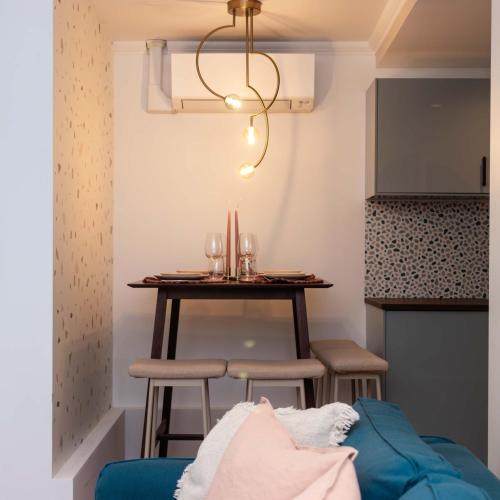 - une petite salle à manger avec une table et un tabouret dans l'établissement Apartment Center of Paris Le Marais by Studio prestige, à Paris