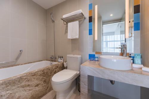 Ένα μπάνιο στο Holiday Inn Express - Liuyang Development Zone by IHG Changsha Huanghua Airport