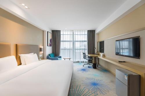Μια τηλεόραση ή/και κέντρο ψυχαγωγίας στο Holiday Inn Express - Liuyang Development Zone by IHG Changsha Huanghua Airport