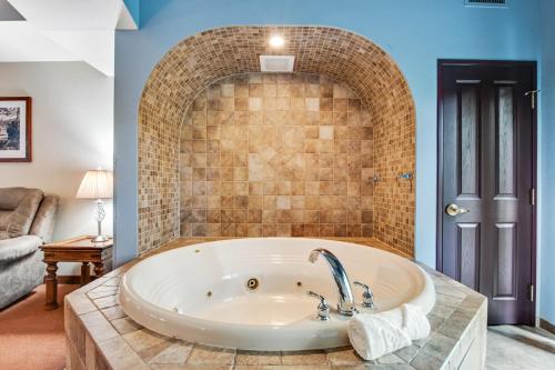 eine große Badewanne in einem Zimmer mit Ziegelwand in der Unterkunft Chula Vista Condo 2145 & 2147 Full Property in Wisconsin Dells