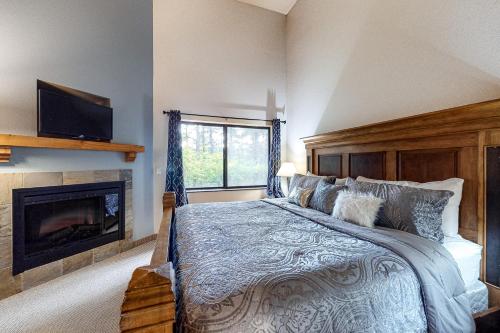 ein Schlafzimmer mit einem großen Bett und einem Kamin in der Unterkunft Chula Vista Condo 2145 & 2147 Full Property in Wisconsin Dells