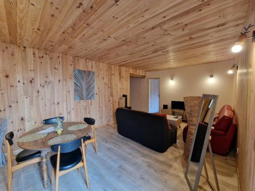 een woonkamer met een tafel en een bank bij chambre d'hôtes Ô rendez-vous in Roquefeuil