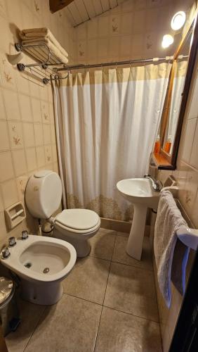 a bathroom with a toilet and a sink at Cabaña de Encanto in San Rafael