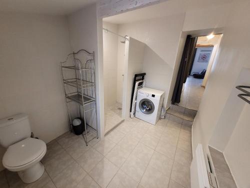 a bathroom with a toilet and a washing machine at Souvenirs d'hier in Hyères