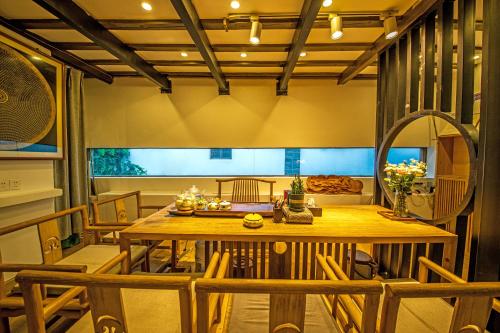 comedor con mesa de madera y sillas en Lijiang View Holiday Inn, en Lijiang