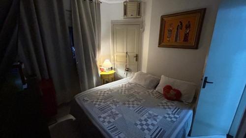 een slaapkamer met een bed met een rode bloem erop bij Casa no Braga Cabo Frio in Cabo Frio