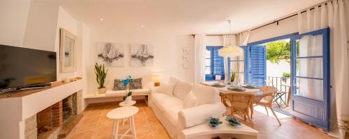 een woonkamer met een bank en een tafel bij Blue Home in Sitges