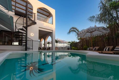 uma piscina em frente a uma casa em The Ivory Haus em Plettenberg Bay