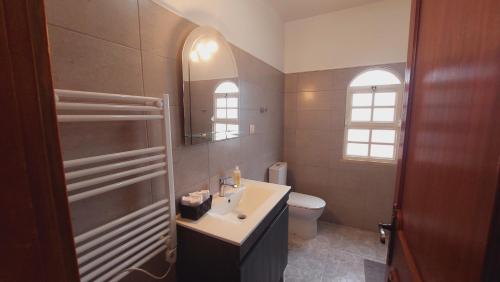 樓爾的住宿－Vivenda Atanázio By Férias com Sol，一间带水槽、卫生间和镜子的浴室