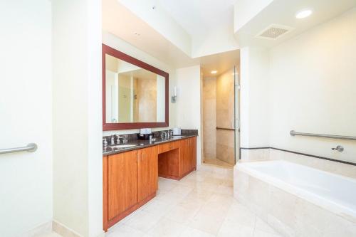y baño con bañera, lavabo y espejo. en TRUMP INTL 2 BEDROOM APARTMENT 1600 Sf Ocean and Bay View, en Miami Beach