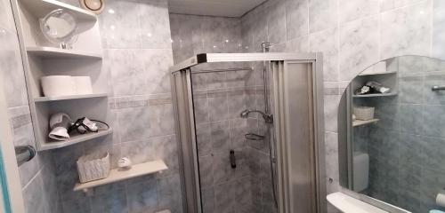 ヴェスターラントにあるSylter-Spatzのバスルーム(ガラスドア付きのシャワー付)