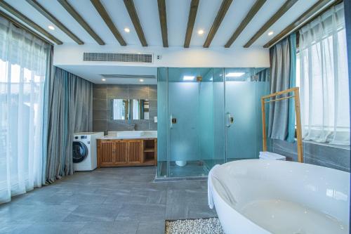 y baño con bañera, ducha y lavamanos. en Lijiang View Holiday Inn, en Lijiang
