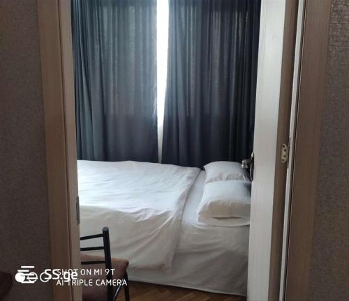 - un petit lit dans une chambre avec fenêtre dans l'établissement apartment, à Tbilissi