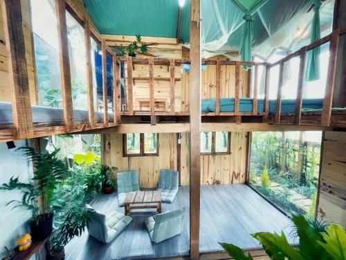 Cette maison en bois comprend un salon et un balcon. dans l'établissement Lang Thang House, à Kon Von Kla