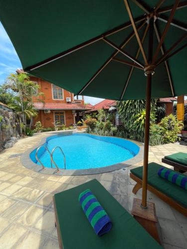 Kolam renang di atau dekat dengan Kubu Elsa Bali