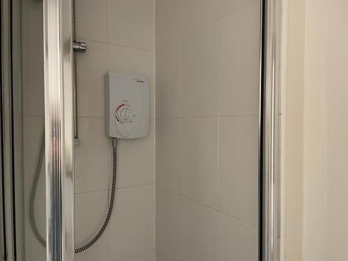 La salle de bains est pourvue d'une douche avec un pommeau de douche. dans l'établissement The Nook, à Bedford