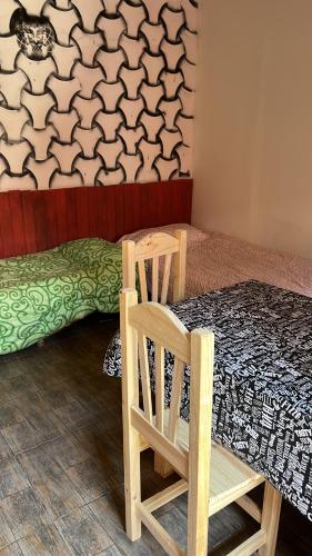 - une chambre avec une table, deux chaises et un lit dans l'établissement Karina s Apartment Ezeiza, à Monte Grande