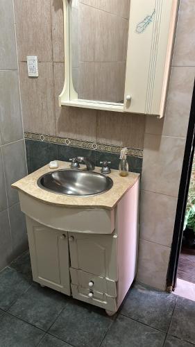 La salle de bains est pourvue d'un lavabo et d'un miroir. dans l'établissement Karina s Apartment Ezeiza, à Monte Grande