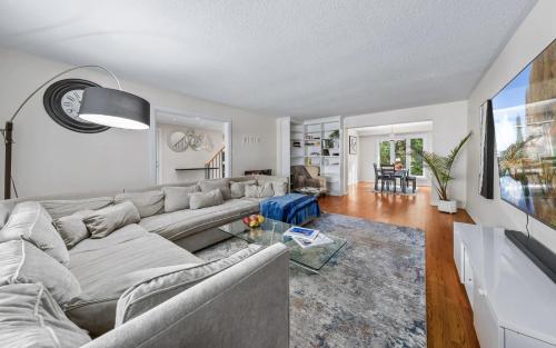 uma sala de estar com um sofá e uma mesa em Large & Sunny Private bedroom in Villa em Toronto