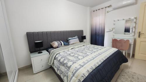 Postel nebo postele na pokoji v ubytování Modern apartment with private garden Madinaty