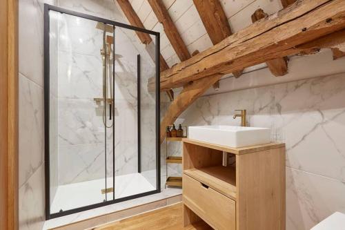 een badkamer met een wastafel en een douche bij Mulberry Barn, Great Sampford in Great Sampford