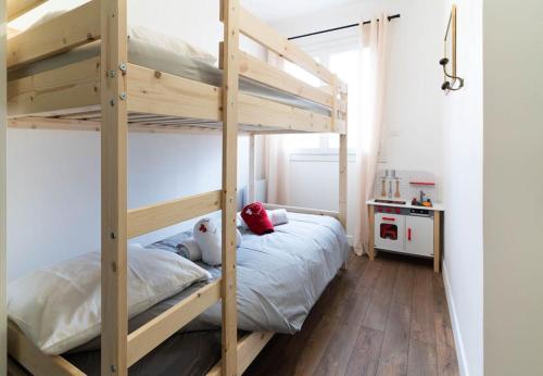 sypialnia z 2 łóżkami piętrowymi i biurkiem w obiekcie Villa provençale avec piscine w mieście Velaux