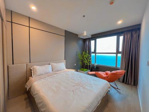 - une chambre avec un grand lit et une grande fenêtre dans l'établissement MeoMeo Homestay - The Sóng Apartment, à Vung Tau