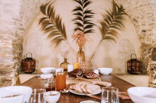 - une table avec de la nourriture et des boissons dans l'établissement Maison Guy, à Saint-Bauzély